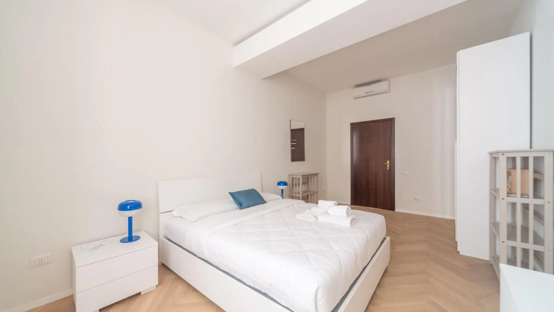 Charming 2-Bedroom Apartment In Milanese Building Olaszország